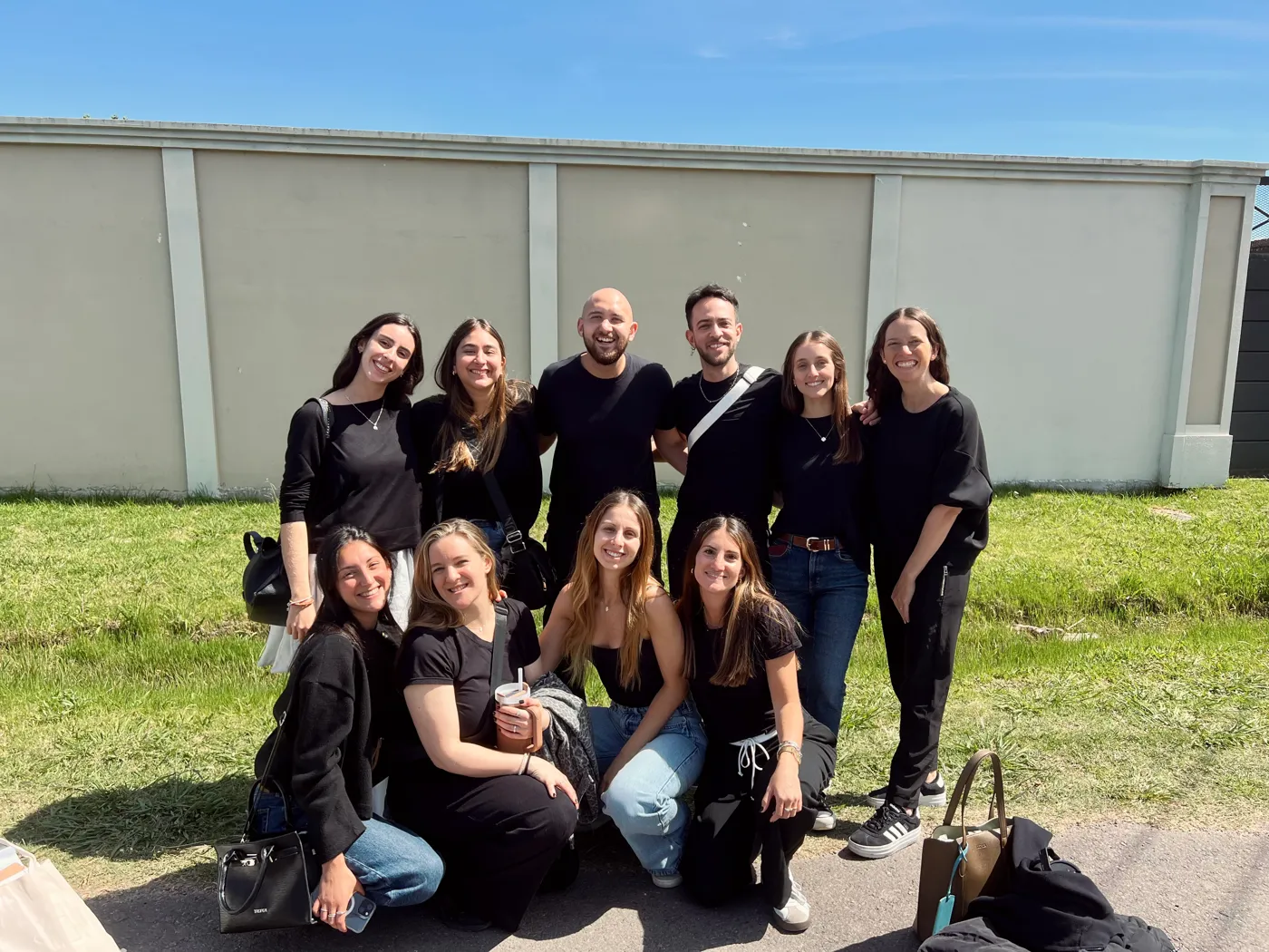 Equipo al aire libre después de una actividad de team building de Kasabú