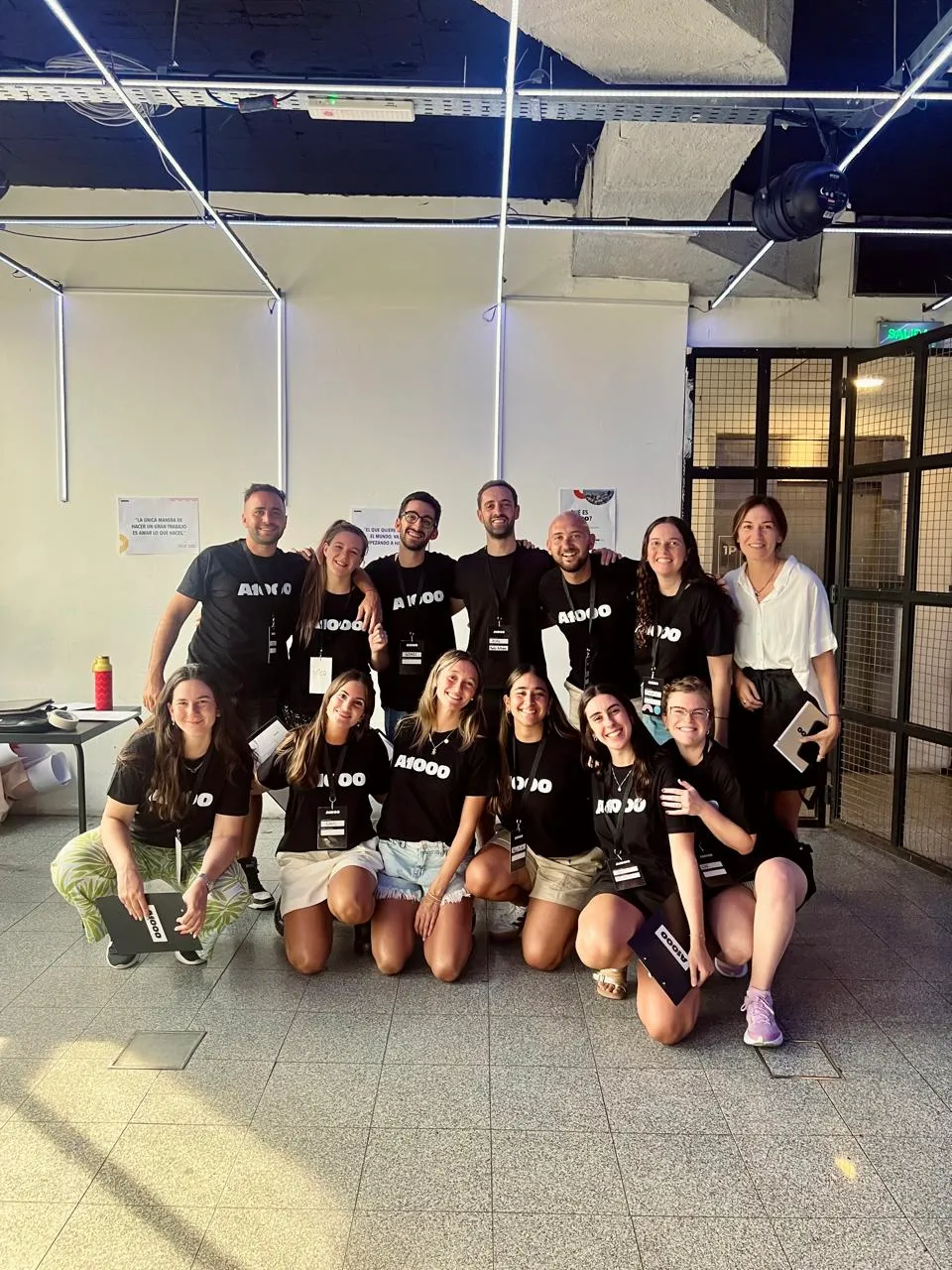 Grupo de participantes con remeras de Kasabú posando juntos al final de un encuentro