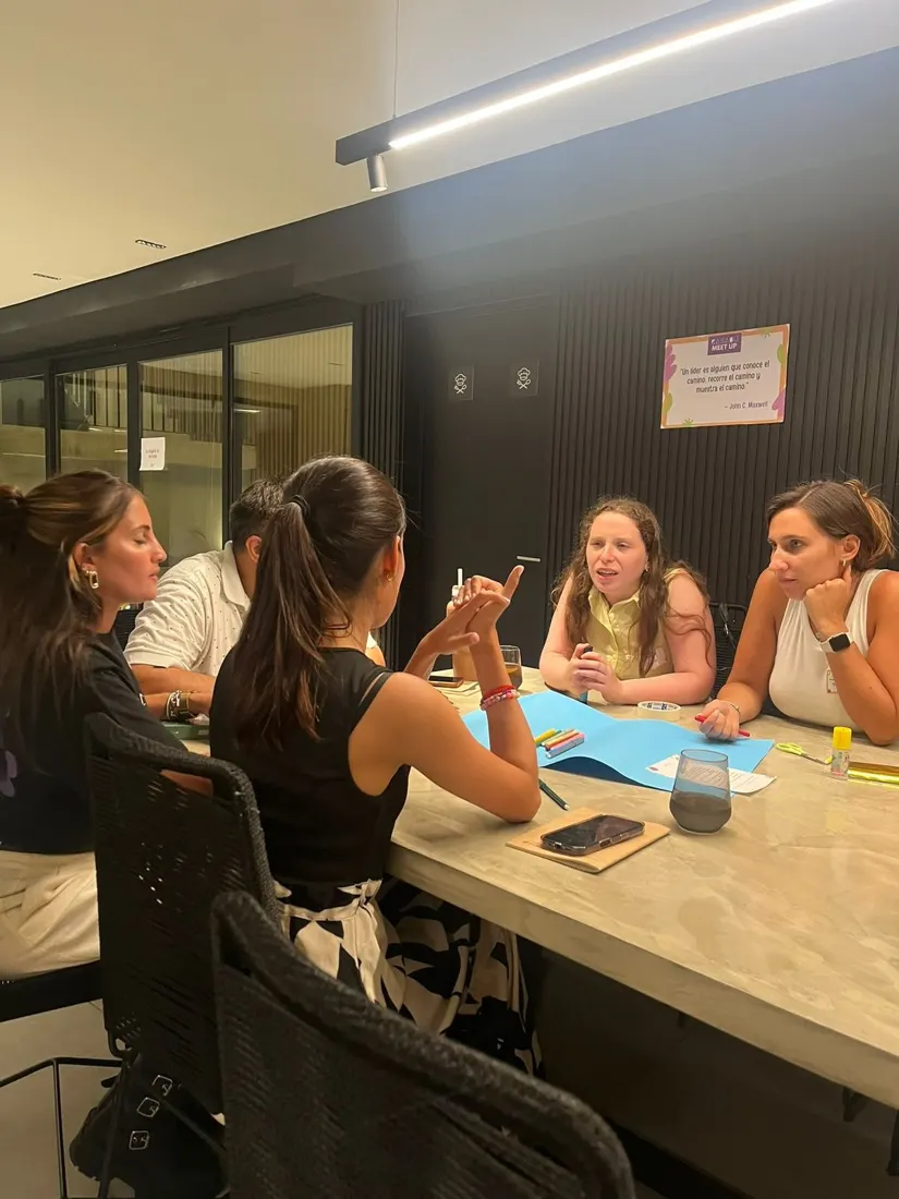 Líderes conversando en una mesa durante una dinámica del Kasabú Meet Up